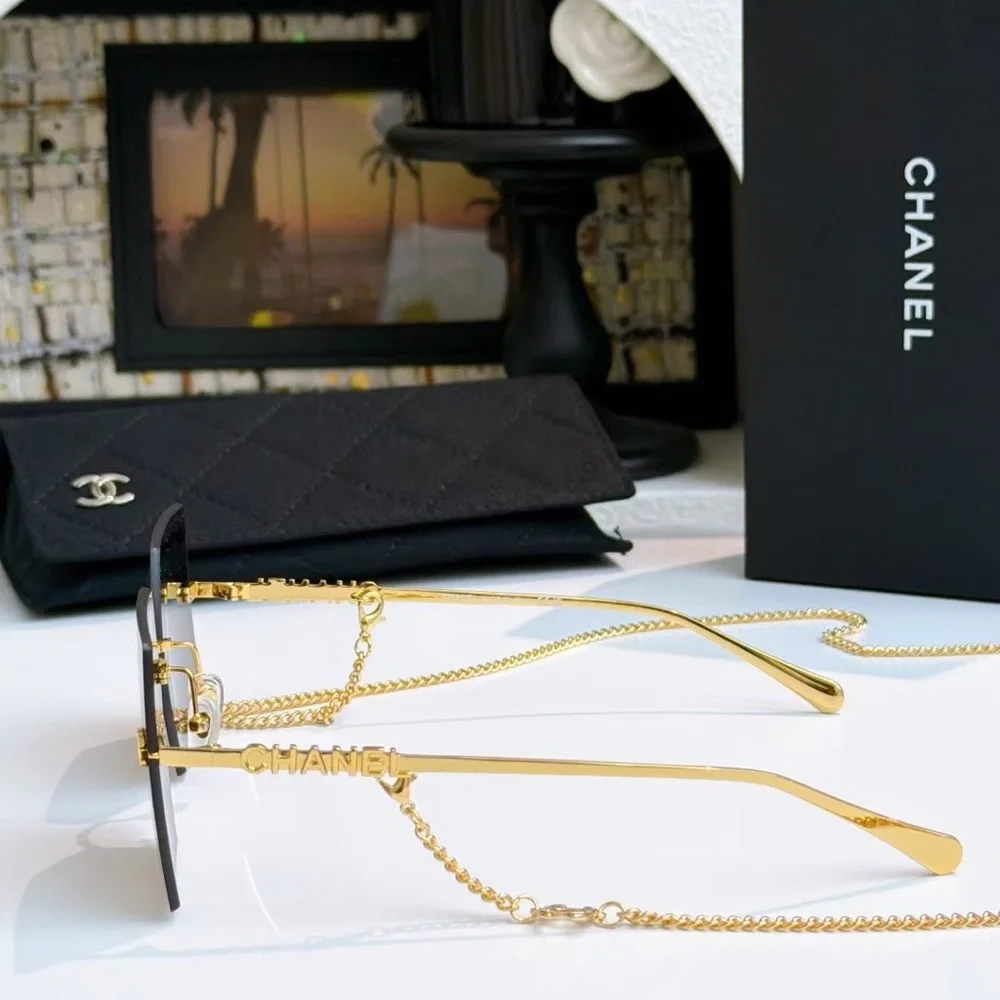 Louis Vuitton Sunglasses - Picture 3 of 3